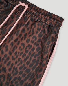 OH APRIL Trackpants Kael Leo Mocha – weite Damenhose mit rosa Seitenstreifen, Leo-Muster, Wide Leg Fit, Größen XS–XL.