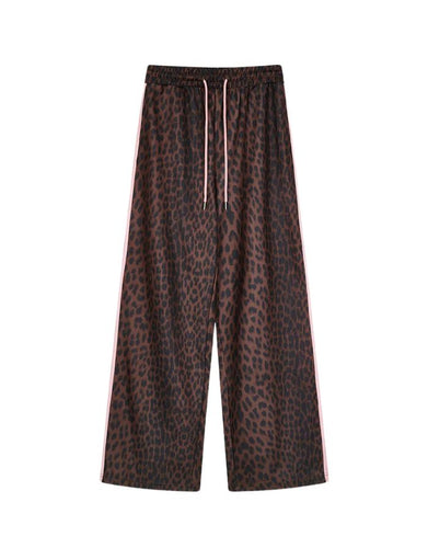 OH APRIL Trackpants Kael Leo Mocha – weite Damenhose mit rosa Seitenstreifen, Leo-Muster, Wide Leg Fit, Größen XS–XL.