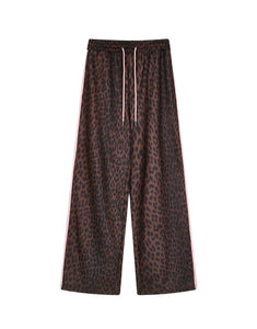 OH APRIL Trackpants Kael Leo Mocha – weite Damenhose mit rosa Seitenstreifen, Leo-Muster, Wide Leg Fit, Größen XS–XL.