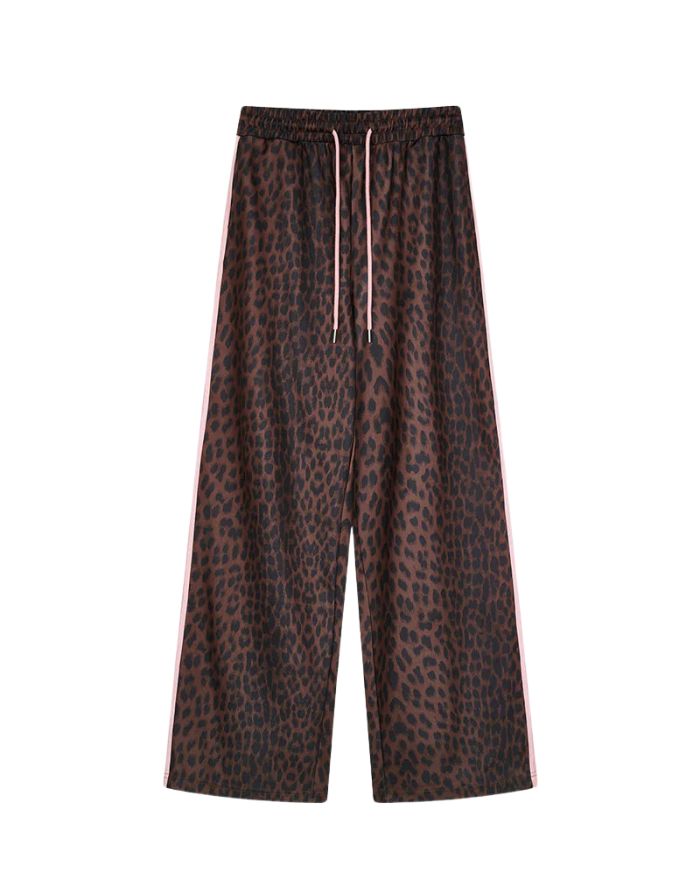 OH APRIL Trackpants Kael Leo Mocha – weite Damenhose mit rosa Seitenstreifen, Leo-Muster, Wide Leg Fit, Größen XS–XL.
