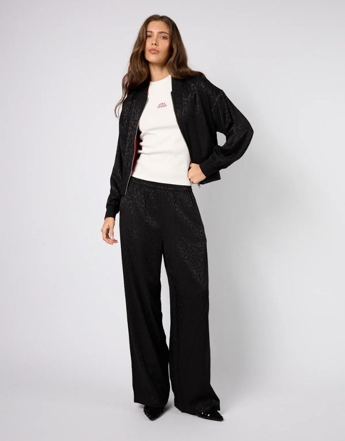 OH APRIL Trackpants Saela Leo Black – weite, fließende Leo-Hose aus 100 % Viskose.