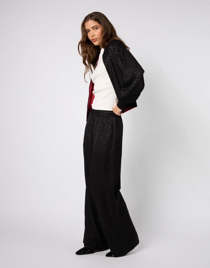 OH APRIL Trackpants Saela Leo Black – weite, fließende Leo-Hose aus 100 % Viskose.