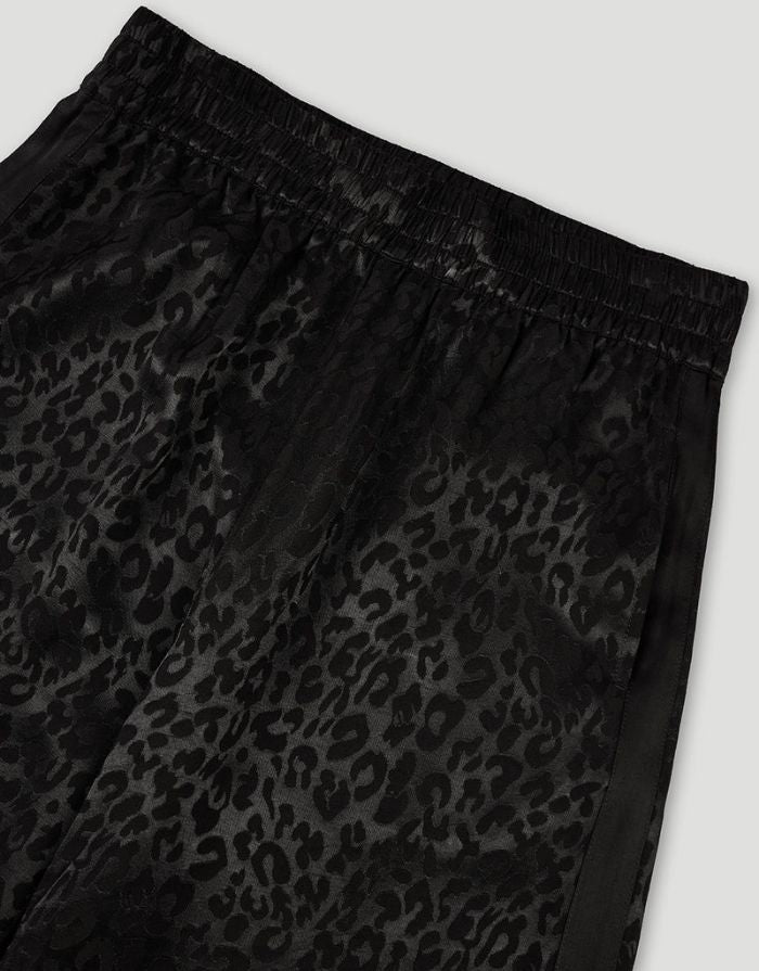 OH APRIL Trackpants Saela Leo Black – weite, fließende Leo-Hose aus 100 % Viskose.
