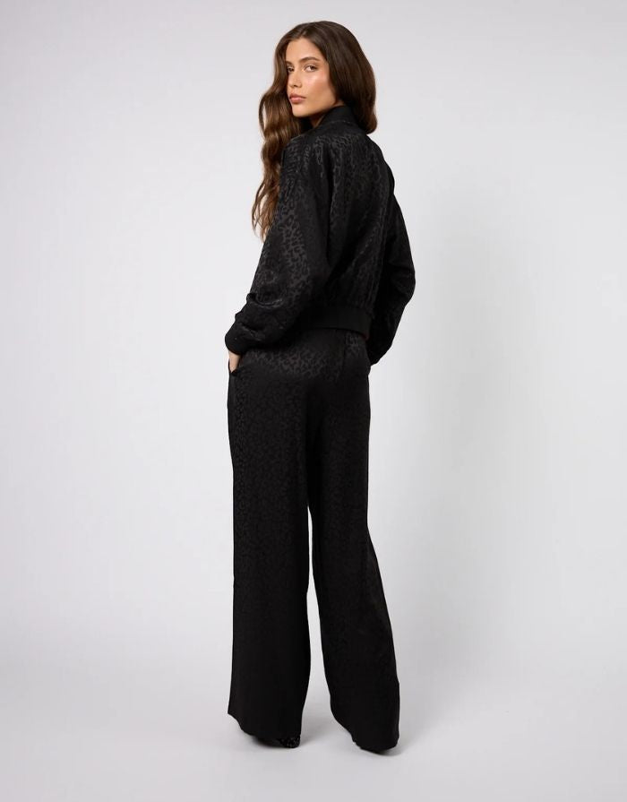 OH APRIL Trackpants Saela Leo Black – weite, fließende Leo-Hose aus 100 % Viskose.