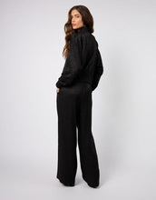 Laden Sie das Bild in den Galerie-Viewer, OH APRIL Trackpants Saela Leo Black – weite, fließende Leo-Hose aus 100 % Viskose.
