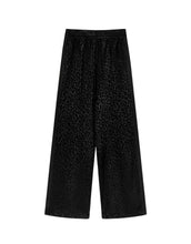 Laden Sie das Bild in den Galerie-Viewer, OH APRIL Trackpants Saela Leo Black – weite, fließende Leo-Hose aus 100 % Viskose.
