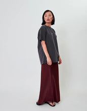 Laden Sie das Bild in den Galerie-Viewer, OH APRIL Boyfriend T-Shirt Own Magic Dark Grey – Oversized Shirt aus 70 % Baumwolle &amp; 30 % recycelter Baumwolle, Used-Optik, Print in Sugar Pink, Größen XS–XL.
