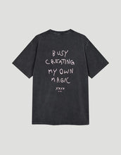 Laden Sie das Bild in den Galerie-Viewer, OH APRIL Boyfriend T-Shirt Own Magic Dark Grey – Oversized Shirt aus 70 % Baumwolle &amp; 30 % recycelter Baumwolle, Used-Optik, Print in Sugar Pink, Größen XS–XL.
