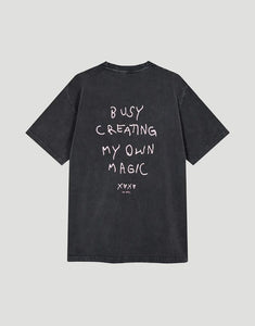 OH APRIL Boyfriend T-Shirt Own Magic Dark Grey – Oversized Shirt aus 70 % Baumwolle & 30 % recycelter Baumwolle, Used-Optik, Print in Sugar Pink, Größen XS–XL.