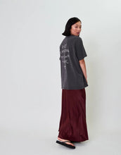 Laden Sie das Bild in den Galerie-Viewer, OH APRIL Boyfriend T-Shirt Own Magic Dark Grey – Oversized Shirt aus 70 % Baumwolle &amp; 30 % recycelter Baumwolle, Used-Optik, Print in Sugar Pink, Größen XS–XL.
