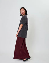 Laden Sie das Bild in den Galerie-Viewer, OH APRIL Boyfriend T-Shirt Own Magic Dark Grey – Oversized Shirt aus 70 % Baumwolle &amp; 30 % recycelter Baumwolle, Used-Optik, Print in Sugar Pink, Größen XS–XL.
