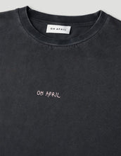 Laden Sie das Bild in den Galerie-Viewer, OH APRIL Boyfriend T-Shirt Own Magic Dark Grey – Oversized Shirt aus 70 % Baumwolle &amp; 30 % recycelter Baumwolle, Used-Optik, Print in Sugar Pink, Größen XS–XL.
