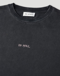 OH APRIL Boyfriend T-Shirt Own Magic Dark Grey – Oversized Shirt aus 70 % Baumwolle & 30 % recycelter Baumwolle, Used-Optik, Print in Sugar Pink, Größen XS–XL.