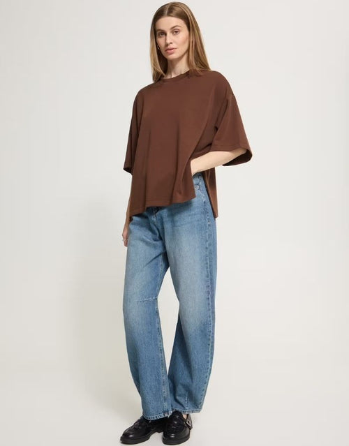 hnaida Oversized T-Shirt von ICHI in Chicory Coffee und Brown mit weiten kurzen Ärmeln und weicher Modalmischung am Model von vorne
