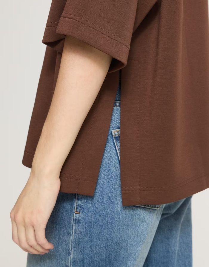 hnaida Oversized T-Shirt von ICHI in Chicory Coffee und Brown mit weiten kurzen Ärmeln und weicher Modalmischung am Model von der Seite im Detail