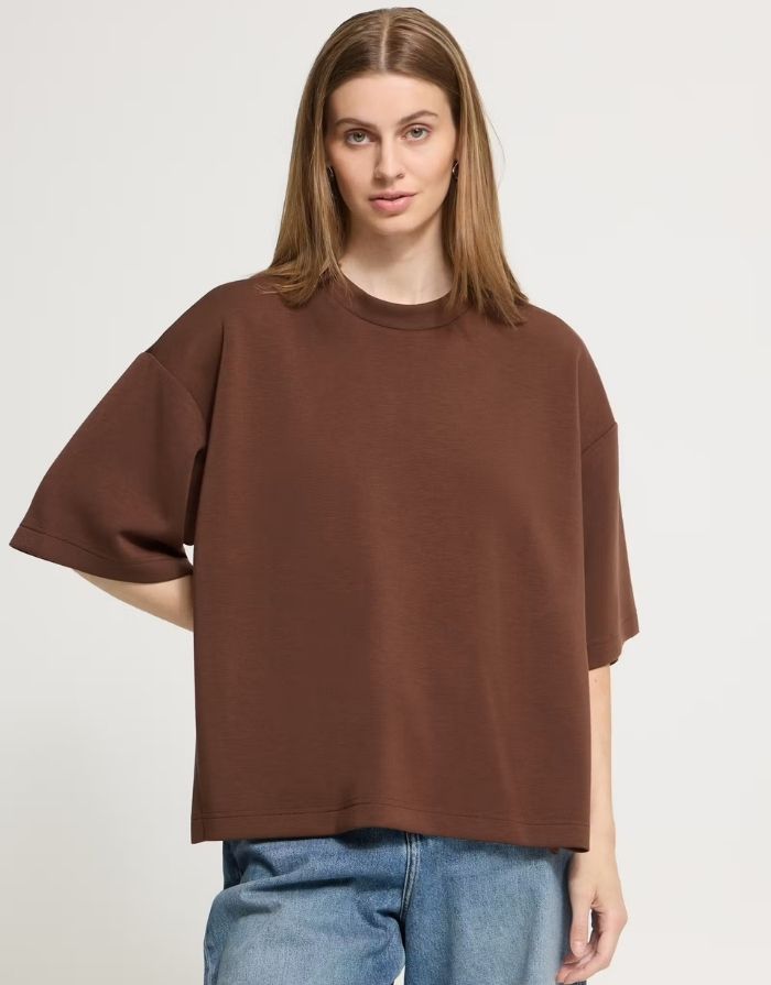 hnaida Oversized T-Shirt von ICHI in Chicory Coffee und Brown mit weiten kurzen Ärmeln und weicher Modalmischung am Model von vorne im Detail