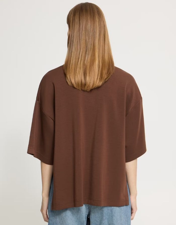 hnaida Oversized T-Shirt von ICHI in Chicory Coffee und Brown mit weiten kurzen Ärmeln und weicher Modalmischung am Model von hinten