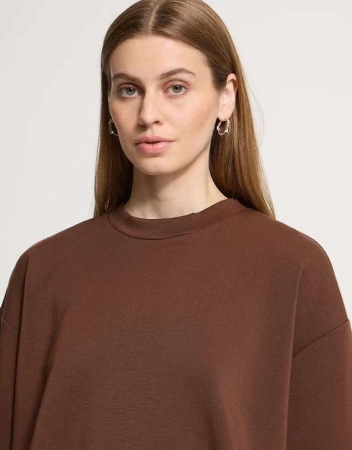  hnaida Oversized T-Shirt von ICHI in Chicory Coffee und Brown mit weiten kurzen Ärmeln und weicher Modalmischung am Model mit Saum im Detail