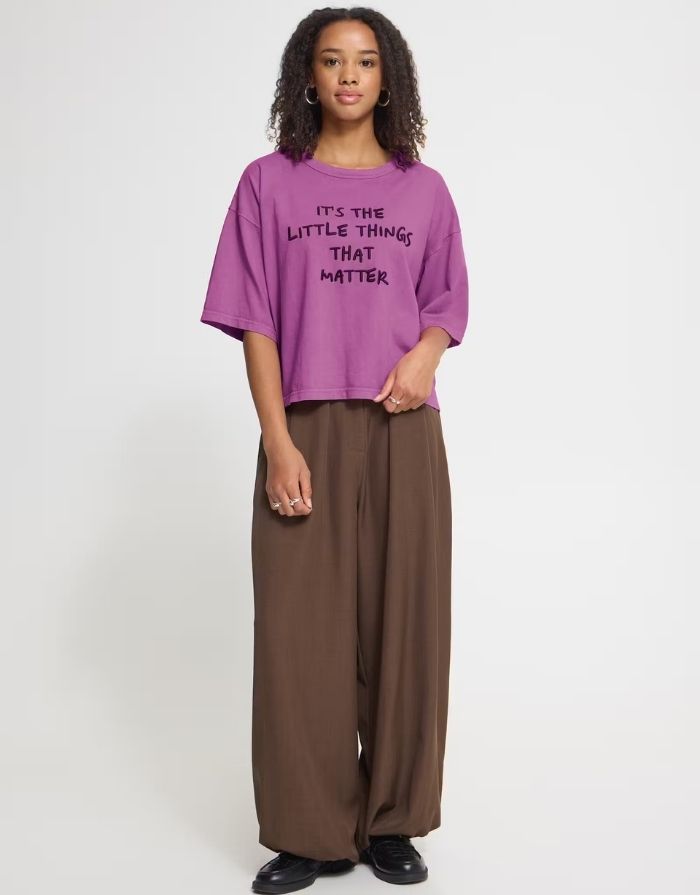 Ihnica Boxy T-Shirt von ICHI in Meadow Mauve, Chicory Coffee und Purple aus 100 % Baumwolle mit lockerer Passform und kurzen Ärmeln am Model von vorne