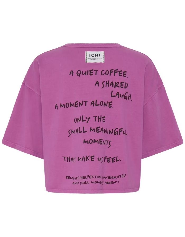 Ihnica Boxy T-Shirt von ICHI in Meadow Mauve, Chicory Coffee und Purple aus 100 % Baumwolle mit lockerer Passform und kurzen Ärmeln als Freisteller von hinten