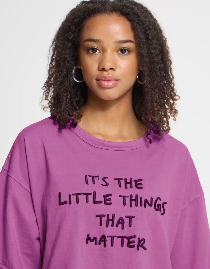 Ihnica Boxy T-Shirt von ICHI in Meadow Mauve, Chicory Coffee und Purple aus 100 % Baumwolle mit lockerer Passform und kurzen Ärmeln am Model von vorne im Detail