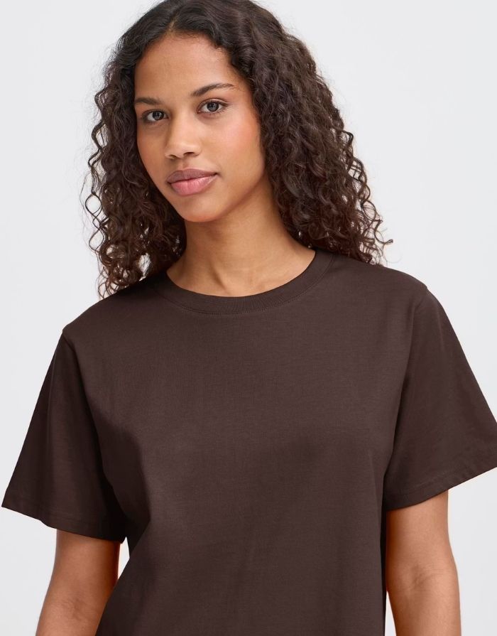Ichi T-shirt Ihpalmer Loose in der Farbe Coffee Bean Braun am Model von vorne