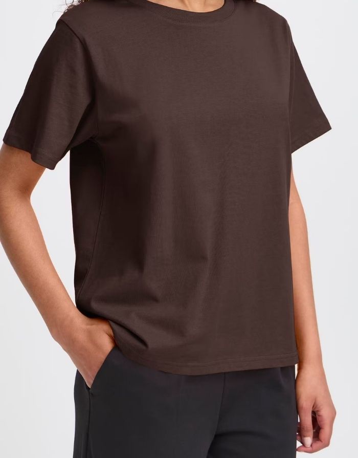 Ichi T-shirt Ihpalmer Loose in der Farbe Coffee Bean Braun am Model von der Seite