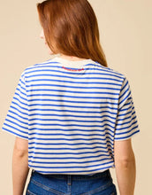 Laden Sie das Bild in den Galerie-Viewer, POPEIA T-Shirt in Königsblau/Off-White, Relaxed Fit aus 100 % Bio-Baumwolle, breiter Kragen, Detail im Nacken, nachhaltig produziert in Portugal
