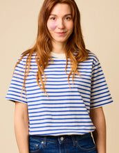 Laden Sie das Bild in den Galerie-Viewer, POPEIA T-Shirt in Königsblau/Off-White, Relaxed Fit aus 100 % Bio-Baumwolle, breiter Kragen, Detail im Nacken, nachhaltig produziert in Portugal
