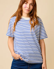 Laden Sie das Bild in den Galerie-Viewer, POPEIA T-Shirt in Königsblau/Off-White, Relaxed Fit aus 100 % Bio-Baumwolle, breiter Kragen, Detail im Nacken, nachhaltig produziert in Portugal
