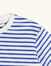 Laden Sie das Bild in den Galerie-Viewer, POPEIA T-Shirt in Königsblau/Off-White, Relaxed Fit aus 100 % Bio-Baumwolle, breiter Kragen, Detail im Nacken, nachhaltig produziert in Portugal
