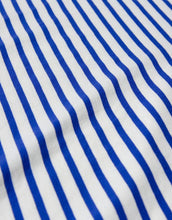 Laden Sie das Bild in den Galerie-Viewer, POPEIA T-Shirt in Königsblau/Off-White, Relaxed Fit aus 100 % Bio-Baumwolle, breiter Kragen, Detail im Nacken, nachhaltig produziert in Portugal
