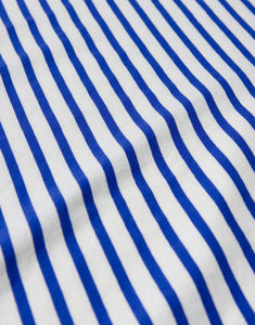 POPEIA T-Shirt in Königsblau/Off-White, Relaxed Fit aus 100 % Bio-Baumwolle, breiter Kragen, Detail im Nacken, nachhaltig produziert in Portugal