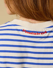 Laden Sie das Bild in den Galerie-Viewer, POPEIA T-Shirt in Königsblau/Off-White, Relaxed Fit aus 100 % Bio-Baumwolle, breiter Kragen, Detail im Nacken, nachhaltig produziert in Portugal
