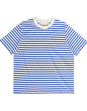 Laden Sie das Bild in den Galerie-Viewer, POPEIA T-Shirt in Königsblau/Off-White, Relaxed Fit aus 100 % Bio-Baumwolle, breiter Kragen, Detail im Nacken, nachhaltig produziert in Portugal

