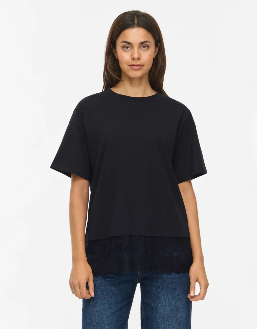T-Shirt Vinorani Lace von VILA in Black, feminines Kurzarmshirt mit Rundhalsausschnitt, zarten Spitzendetails und bequemer Regular-Fit-Passform.