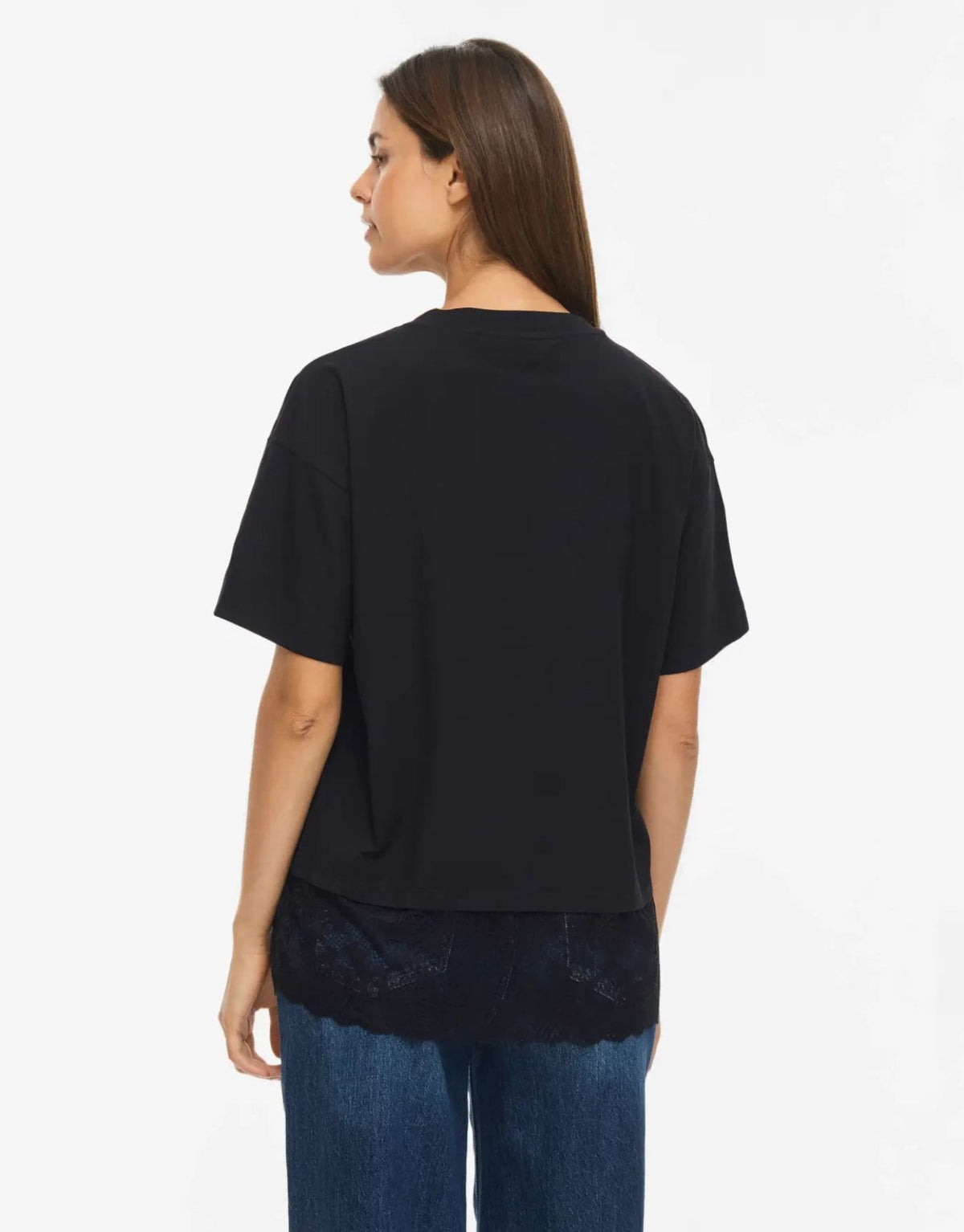 T-Shirt Vinorani Lace von VILA in Black, feminines Kurzarmshirt mit Rundhalsausschnitt, zarten Spitzendetails und bequemer Regular-Fit-Passform hinten