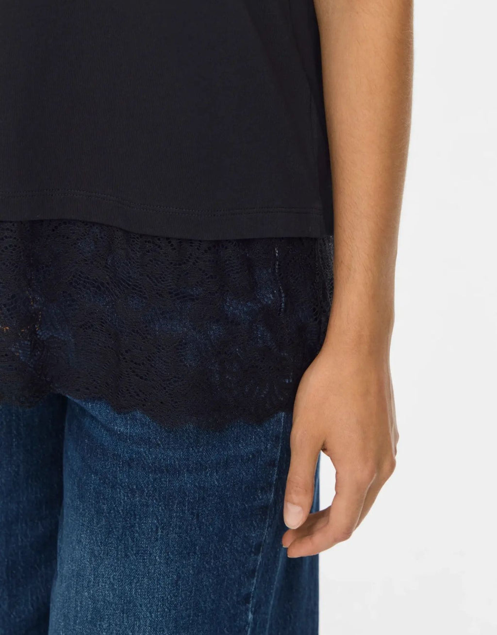 T-Shirt Vinorani Lace von VILA in Black, feminines Kurzarmshirt mit Rundhalsausschnitt, zarten Spitzendetails und bequemer Regular-Fit-Passform nah