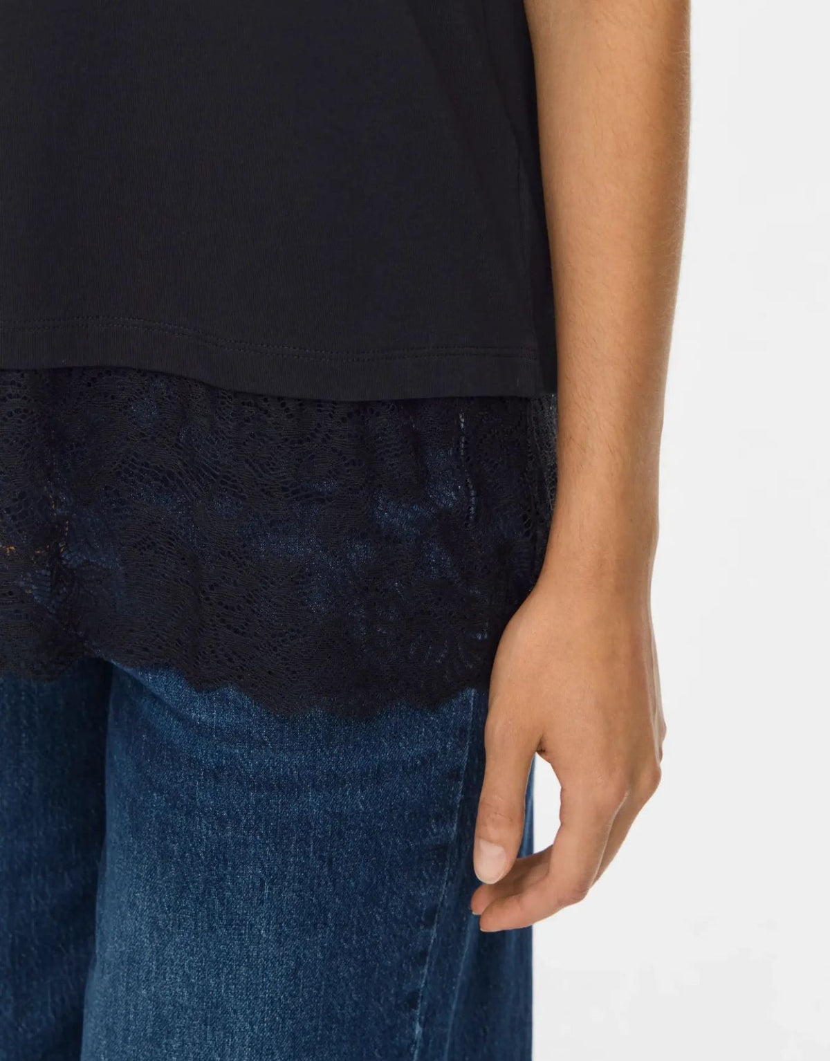 T-Shirt Vinorani Lace von VILA in Black, feminines Kurzarmshirt mit Rundhalsausschnitt, zarten Spitzendetails und bequemer Regular-Fit-Passform nah