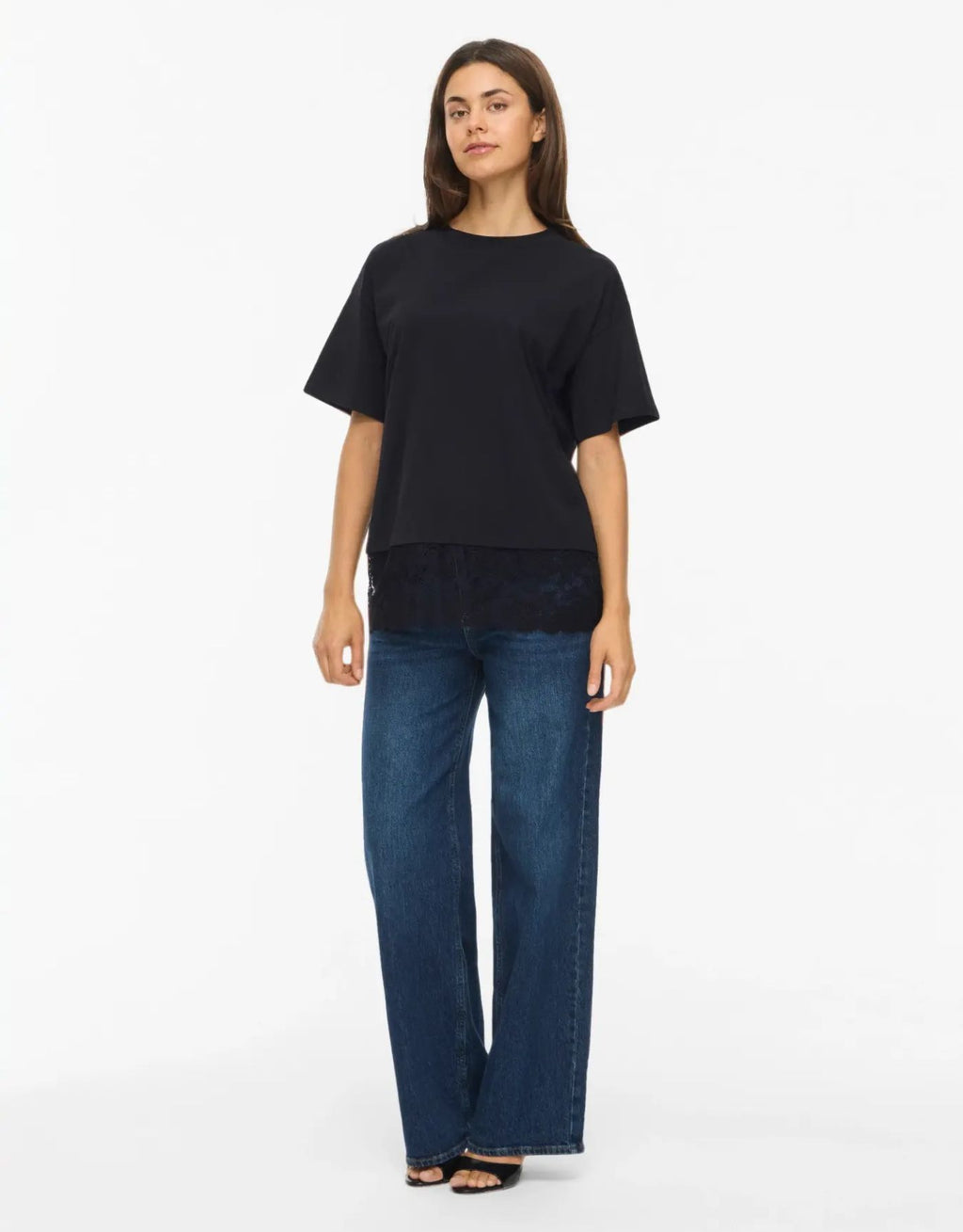 T-Shirt Vinorani Lace von VILA in Black, feminines Kurzarmshirt mit Rundhalsausschnitt, zarten Spitzendetails und bequemer Regular-Fit-Passform am Model