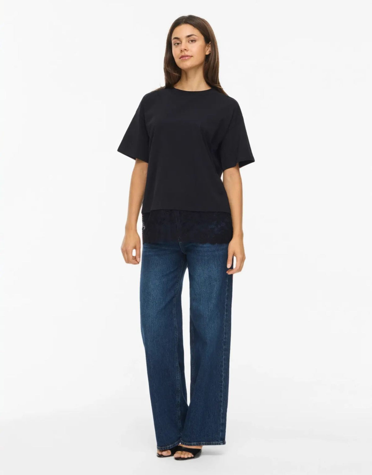 T-Shirt Vinorani Lace von VILA in Black, feminines Kurzarmshirt mit Rundhalsausschnitt, zarten Spitzendetails und bequemer Regular-Fit-Passform am Model