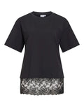 T-Shirt Vinorani Lace von VILA in Black, feminines Kurzarmshirt mit Rundhalsausschnitt, zarten Spitzendetails und bequemer Regular-Fit-Passform.