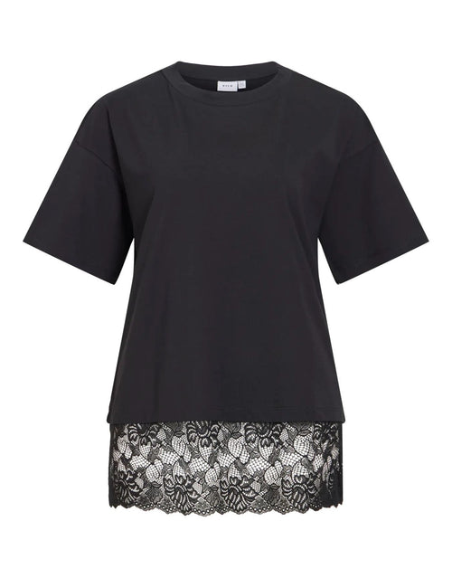 T-Shirt Vinorani Lace von VILA in Black, feminines Kurzarmshirt mit Rundhalsausschnitt, zarten Spitzendetails und bequemer Regular-Fit-Passform.