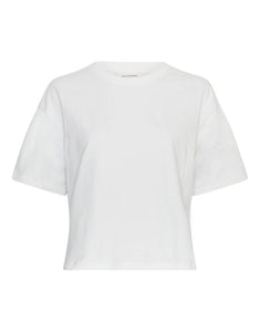 Leana T-Shirt in der Farbe Egret von MSCH Copenhagen – boxy geschnitten, aus reiner Baumwolle, lässig kombiniert mit High-Waist-Jeans.