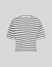 Laden Sie das Bild in den Galerie-Viewer, Leana T-Shirt Egret/Sky Cap von MSCH Copenhagen – boxy T-Shirt aus 100% Baumwolle, moderner Schnitt mit Farbakzent.

