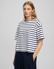 Laden Sie das Bild in den Galerie-Viewer, Leana T-Shirt Egret/Sky Cap von MSCH Copenhagen – boxy T-Shirt aus 100% Baumwolle, moderner Schnitt mit Farbakzent.

