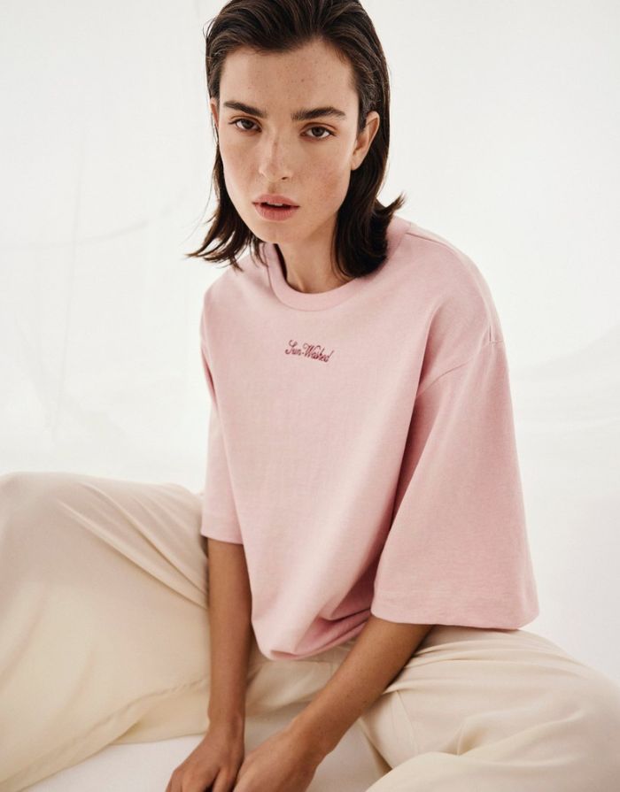MSCH Copenhagen T-Shirt Zalle Lotus in Hellrosa mit gesticktem Brustdetail Sun Washed und lockerer Passform.