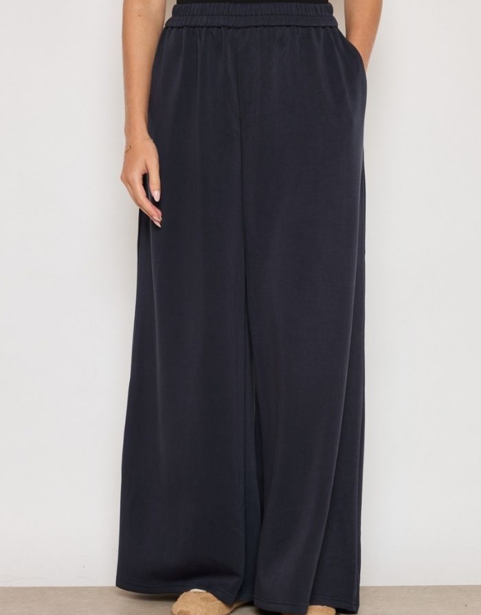 Weite Stoffhose in Navy Blue mit fließender Passform.