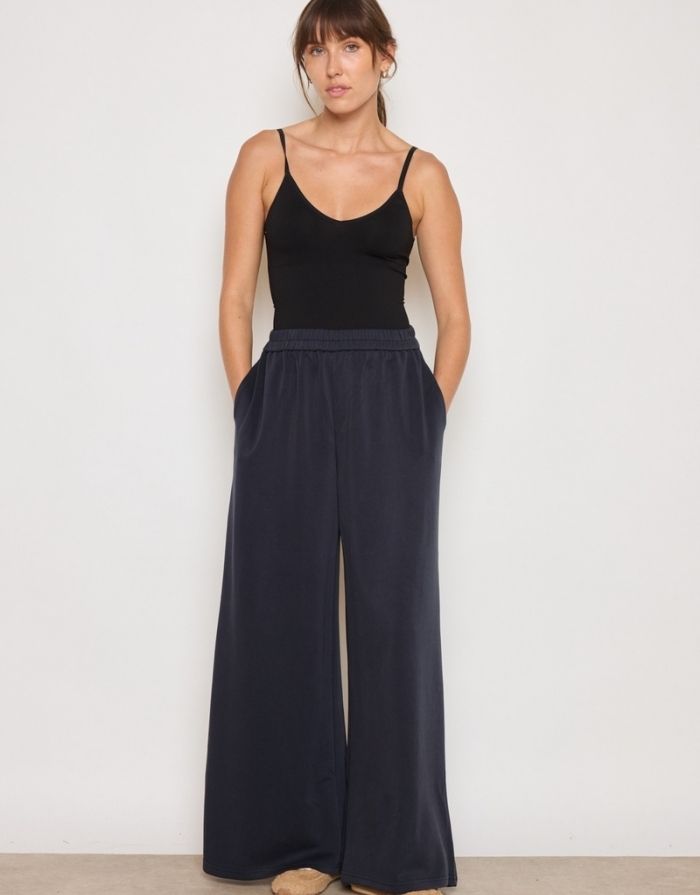 Weite Stoffhose in Navy Blue mit fließender Passform.