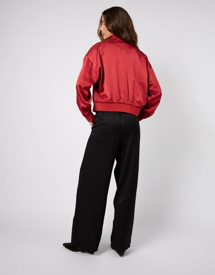 OH APRIL Wendebomberjacke Elin Leo Black/Maroon – reversible Jacke in Leo und Maroon, entspannte Passform aus Viskose.